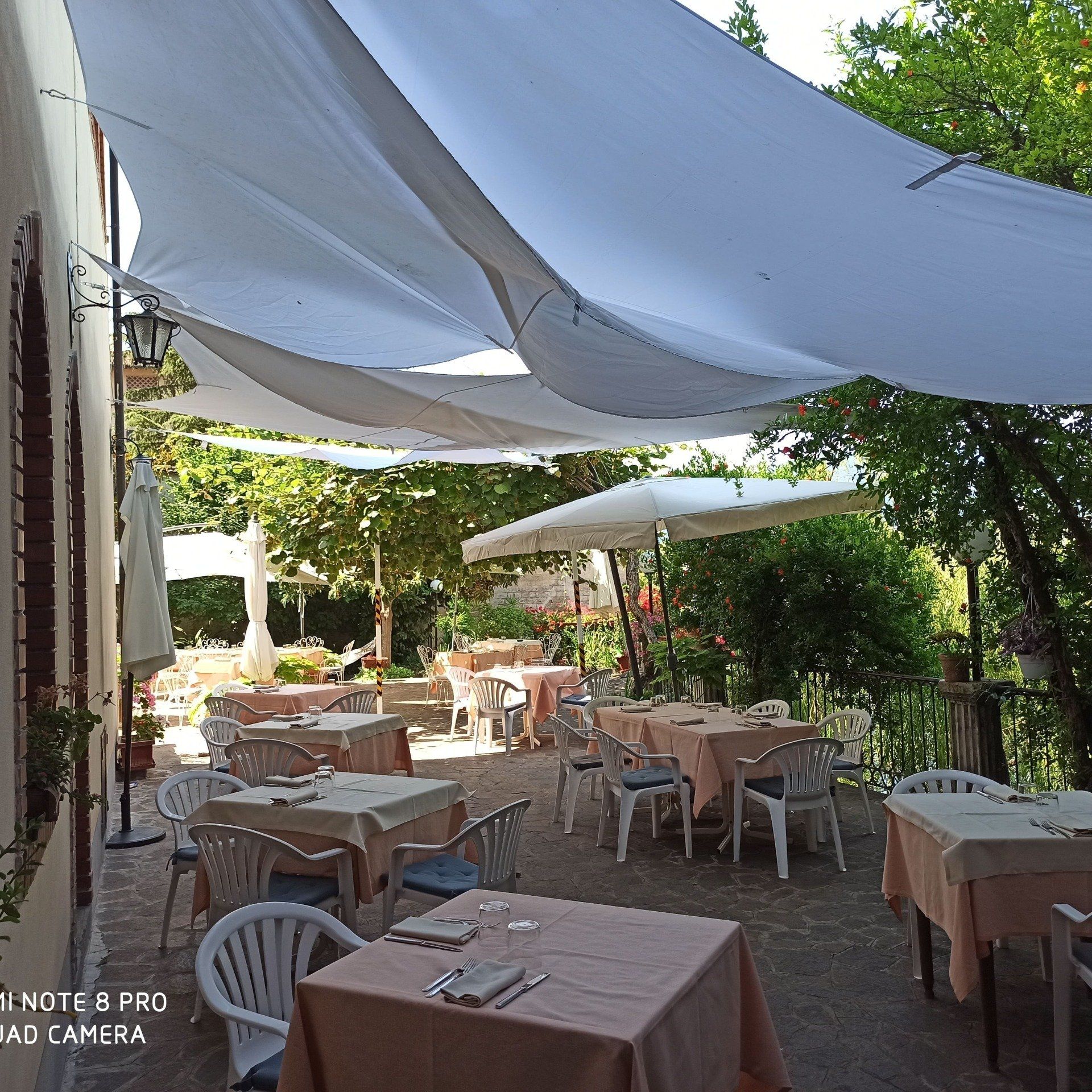 tavoli all'aperto del ristorante