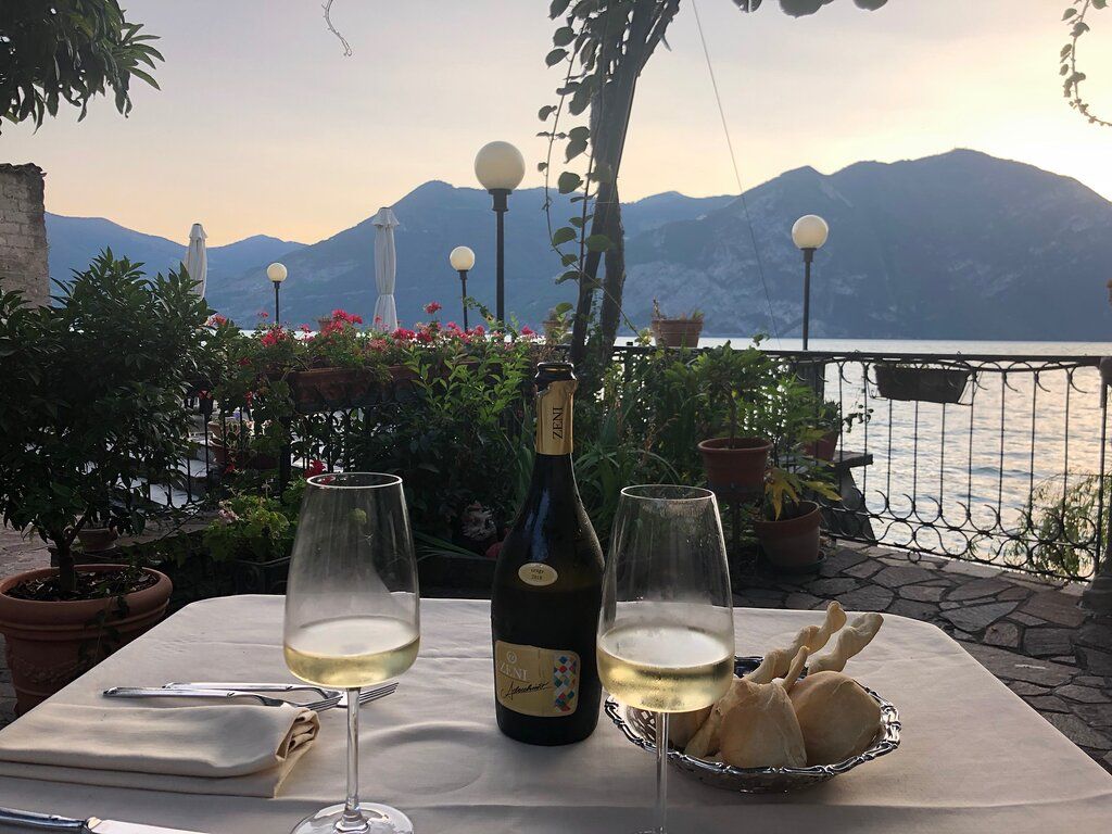 tavolo all'aperto del ristorante