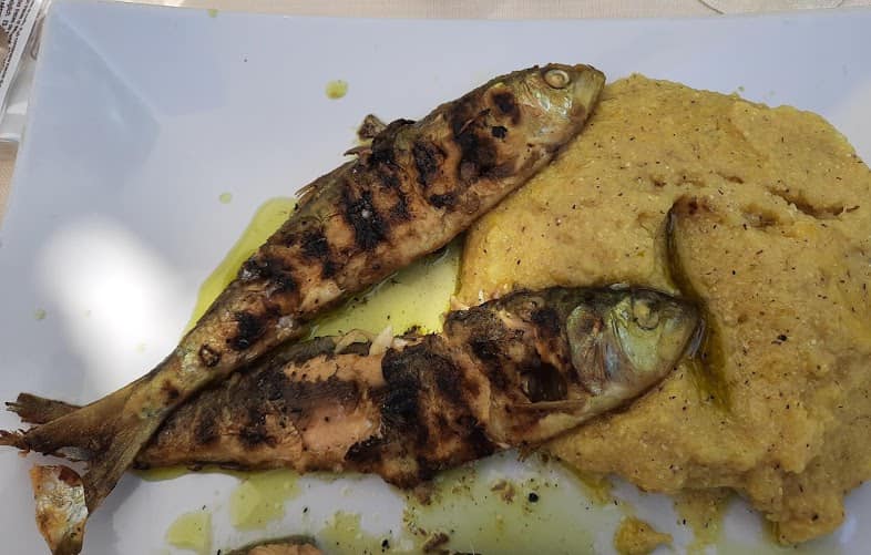 pesce alla griglia con polenta