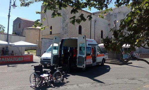 ambulanza con due sedie a rotelle
