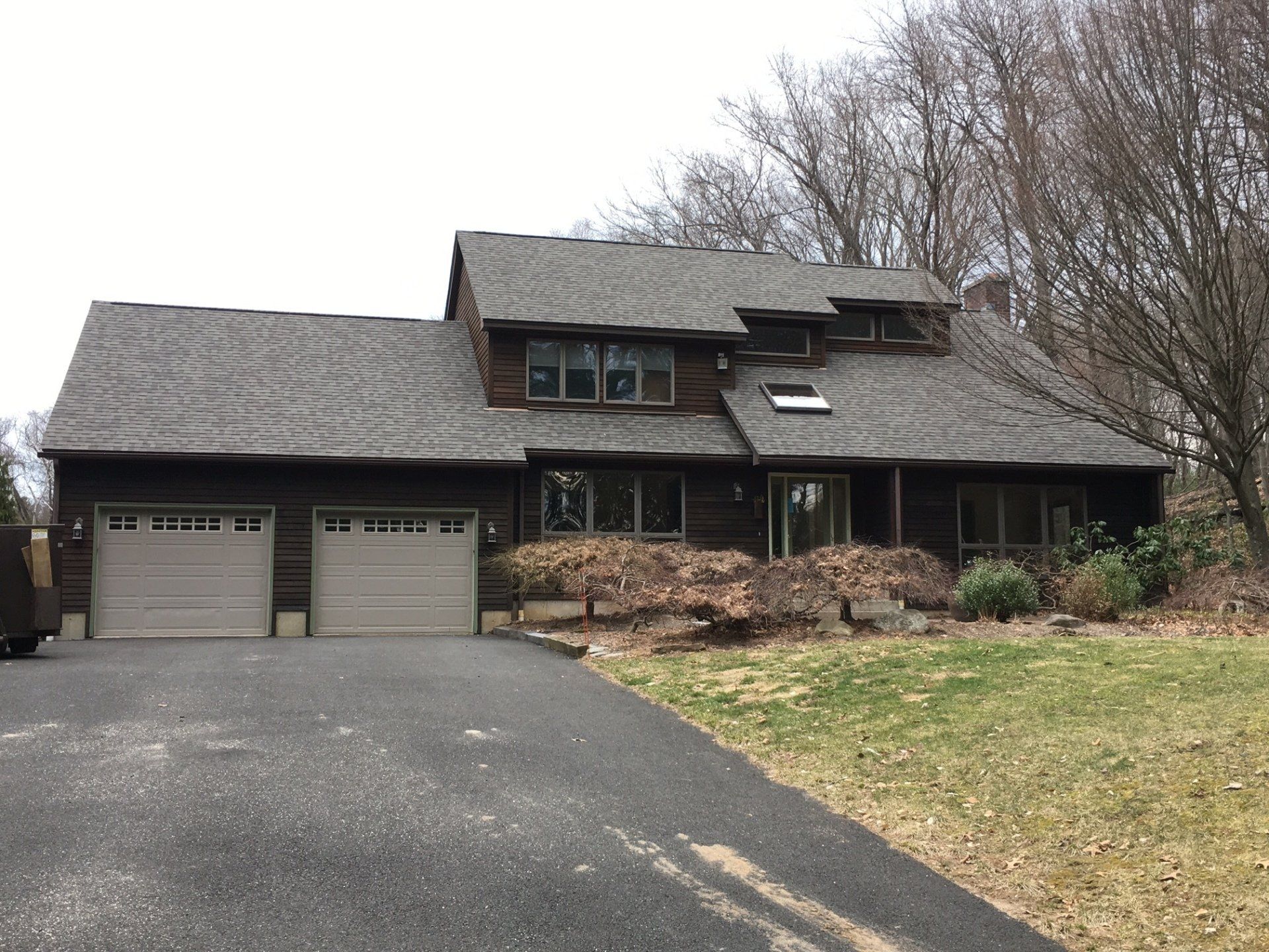 house in Easthampton, ma after a new roof installation by Roberts Roofs, Inc