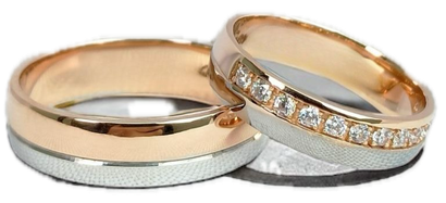 Dos alianzas de boda de oro y plata, una con pequeños diamantes, sobre un fondo blanco.