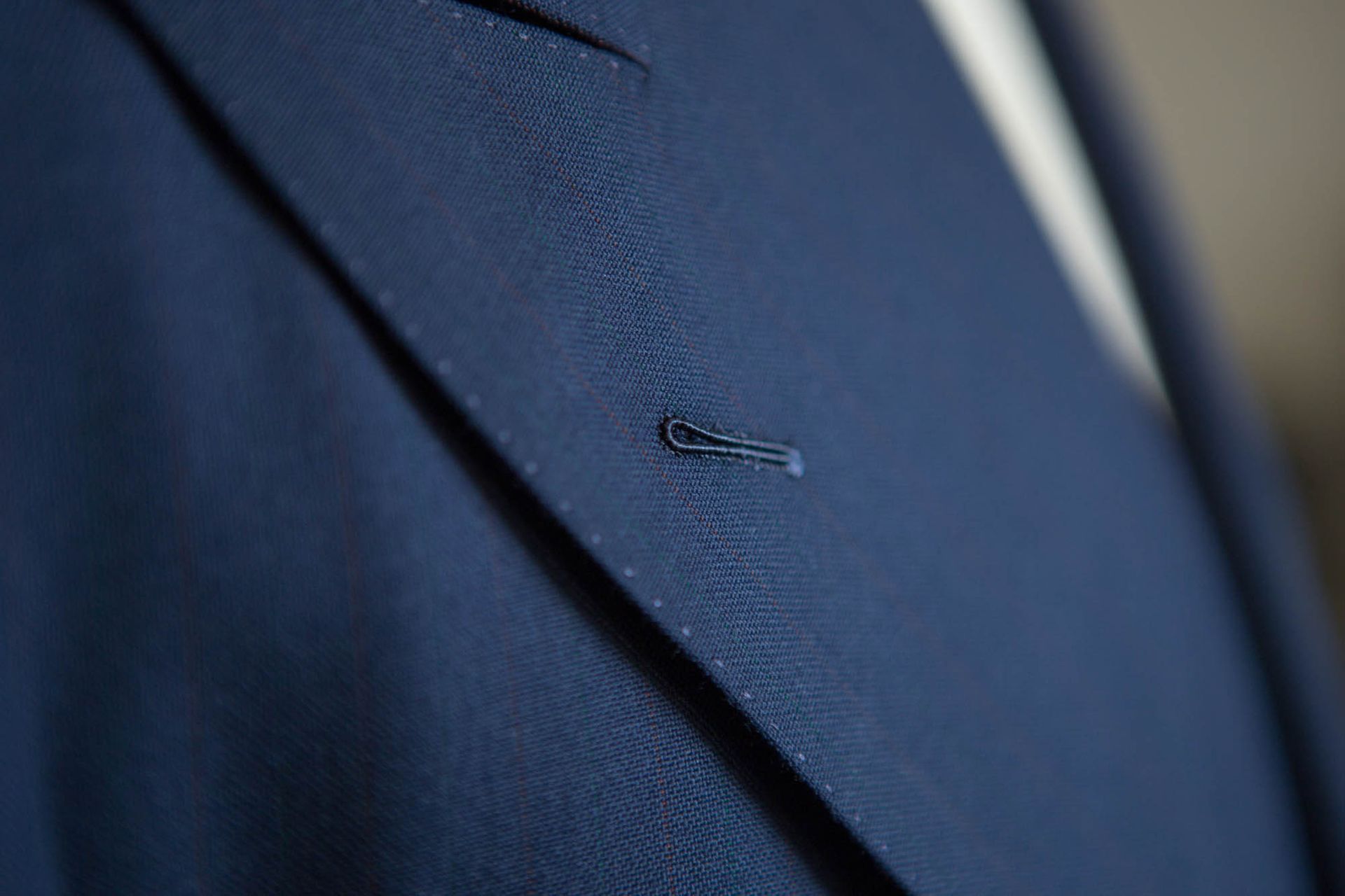 un manichino indossa un gilet grigio in una stanza accanto a un grammofono nella Sartoria uomo di Verona