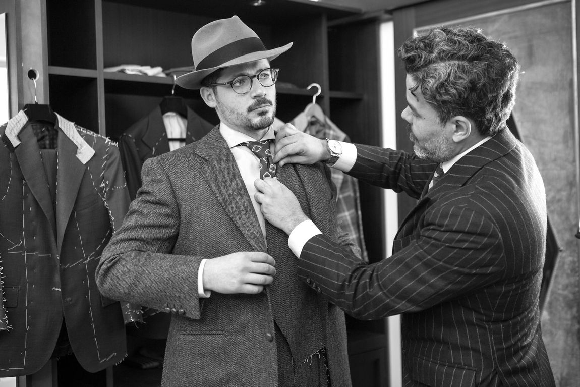 un abito grigio è su un manichino in una stanza della Sartoria uomo di Verona