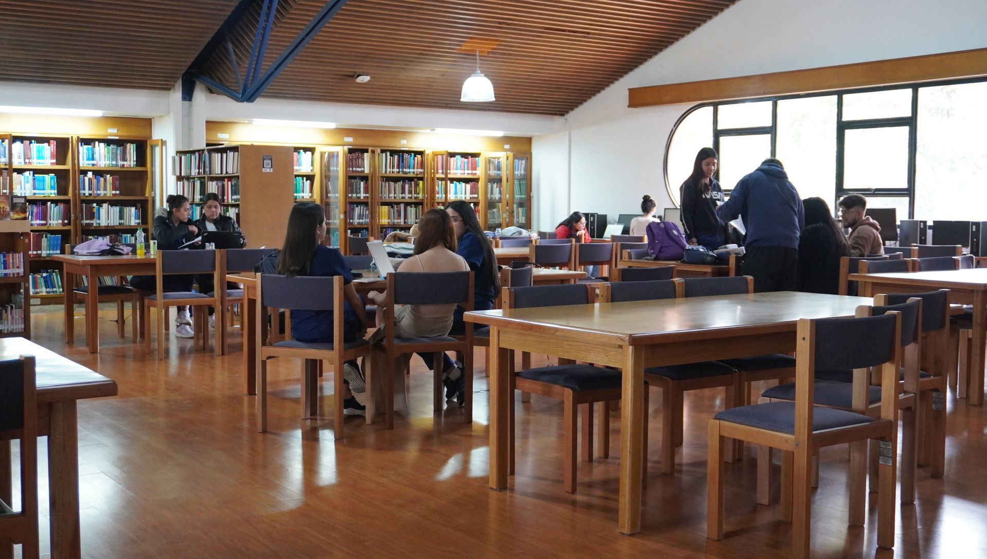 Miembros de la ECR participan en la primera edición de Café Libro