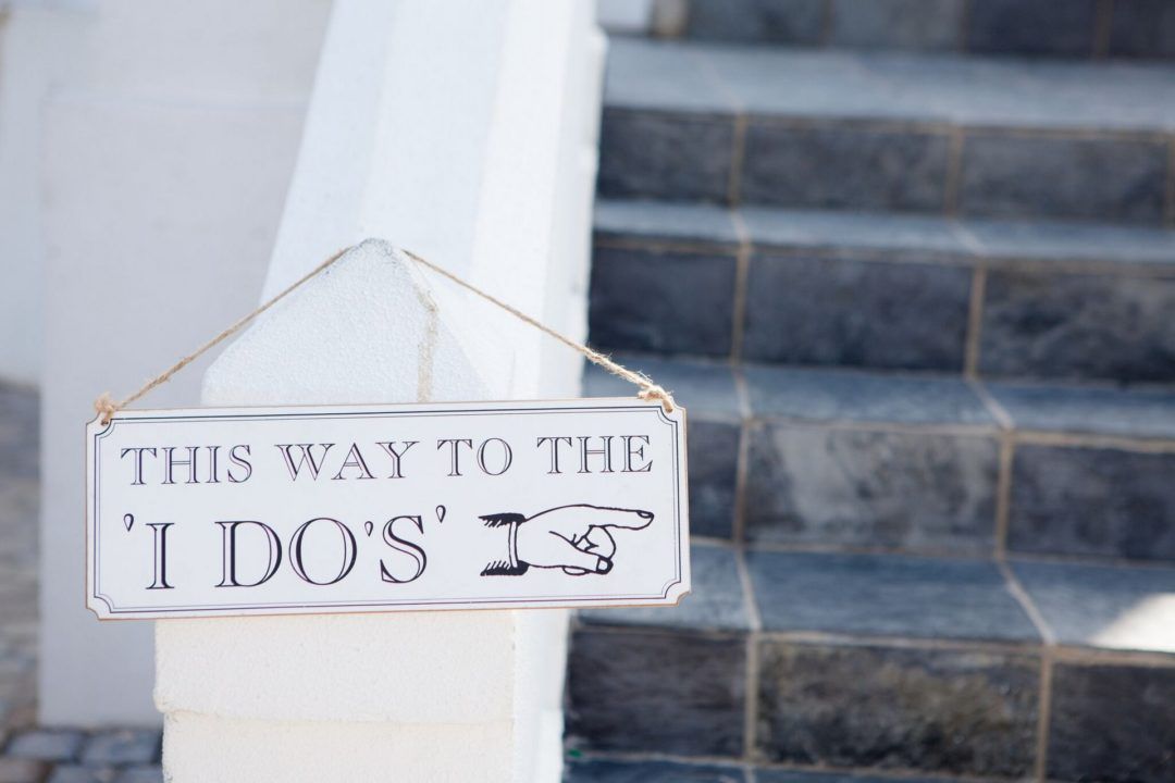 A sign that says this way to the i do 's is