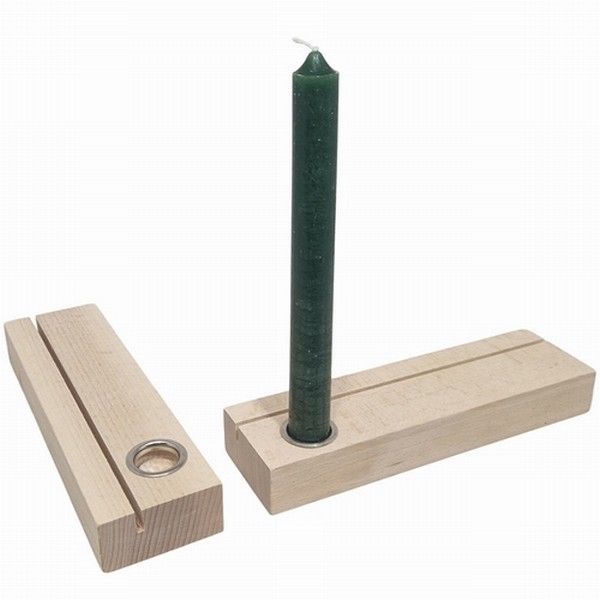 Twee licht houten kaarsenstandaards, elk met een metalen ring erin, waarvan er één een hoge, donkergroene kaars bevat.