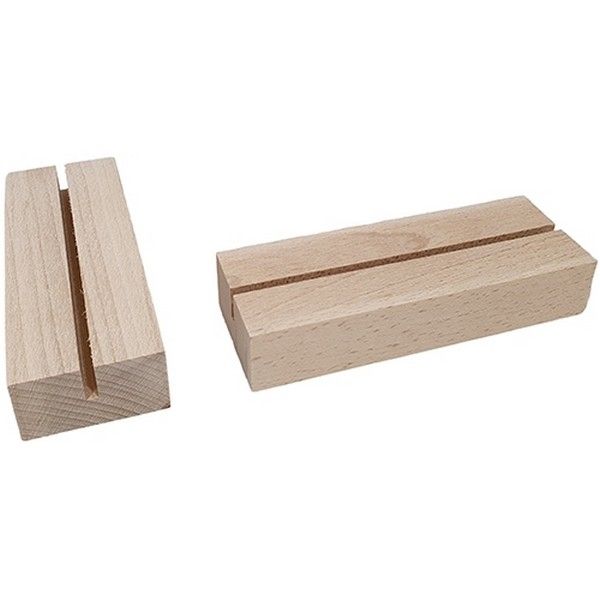 Twee rechthoekige, lichtgekleurde houten blokken met een gleuf in het midden voor het plaatsen van naamkaartjes of bordjes.