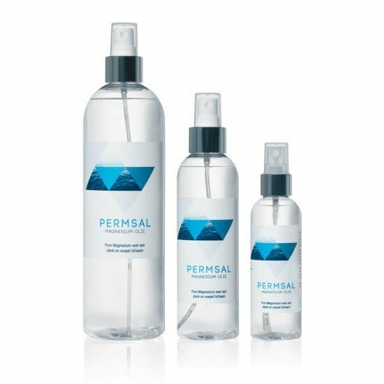 Drie transparante spuitflessen PERMSAL magnesiumolie van verschillende formaten.