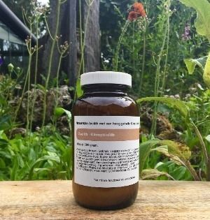 Een bruine glazen pot met voedingssupplementen en een wit deksel.