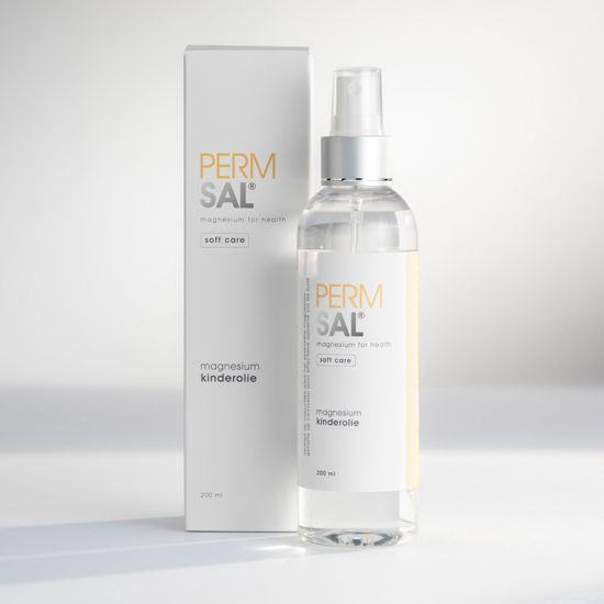 Een witte fles en bijpassende doos PERM SAL magnesiummineralenspray op een schone, lichtgekleurde achtergrond.