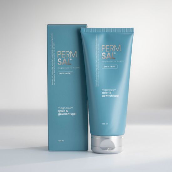 Een blauwe tube en een bijbehorend doosje PermSal magnesium spier- en gewrichtsgel staan op een witte ondergrond.