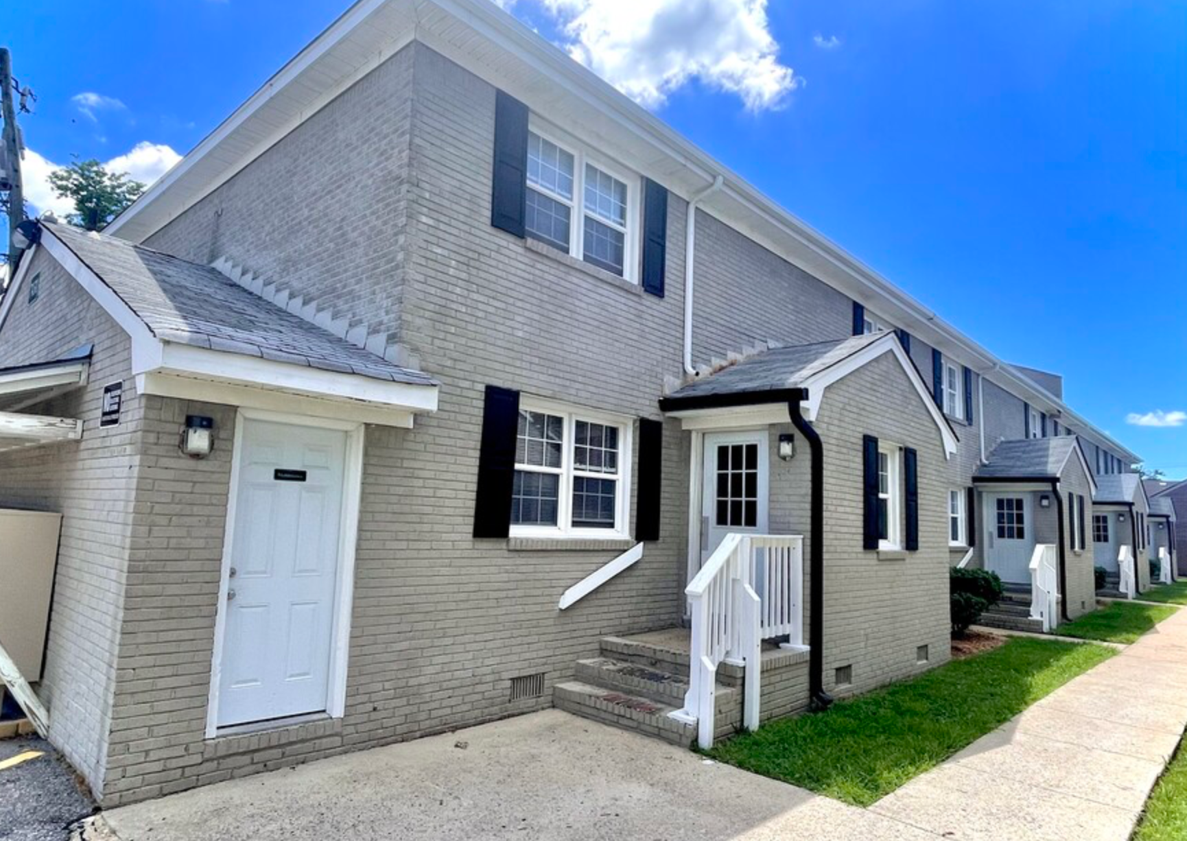A row of houses are lined up next to each other on a sunny day.