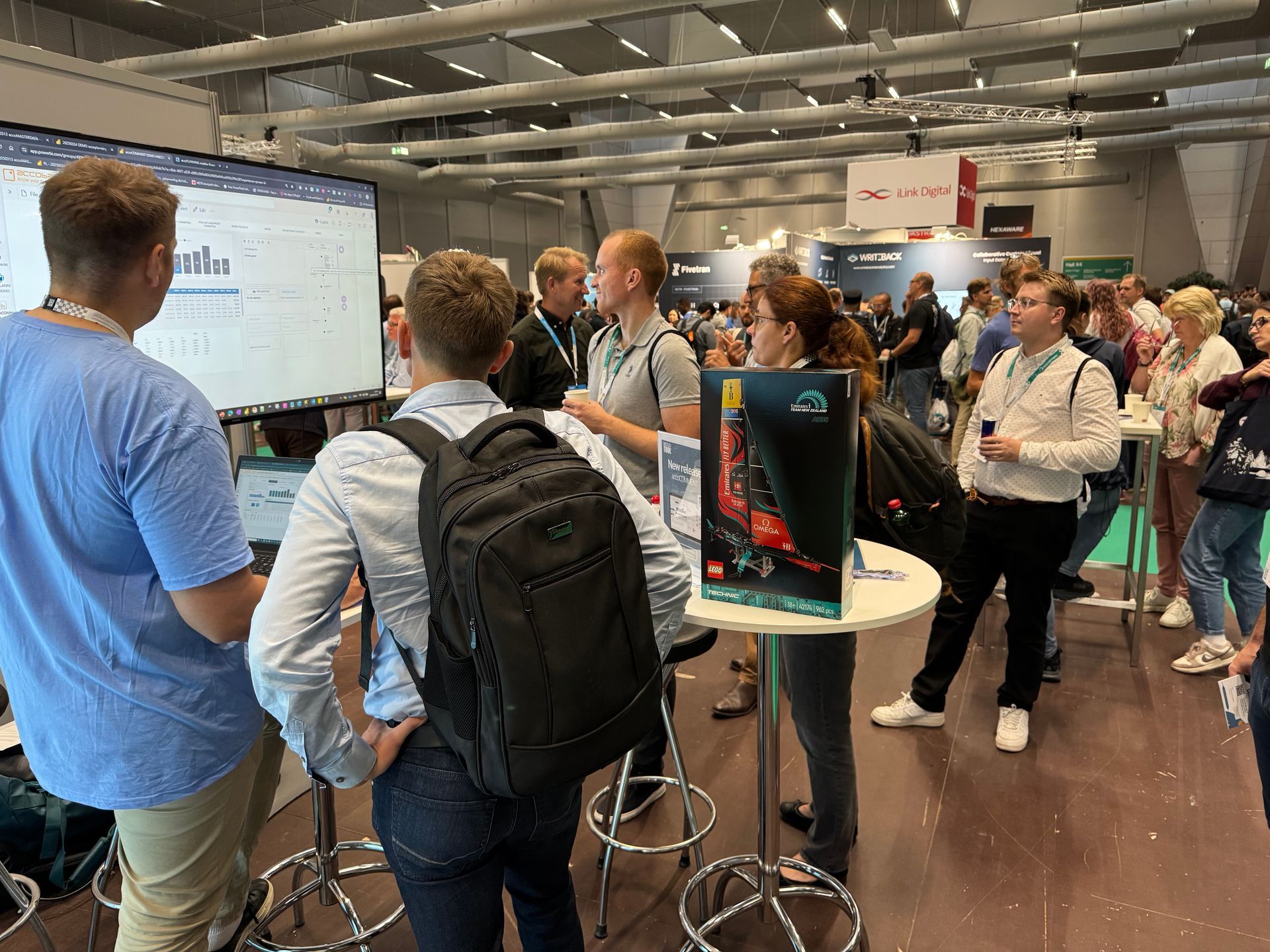 Welcome to Fabulous Las Vegas sign, with palm trees, in Nevada.