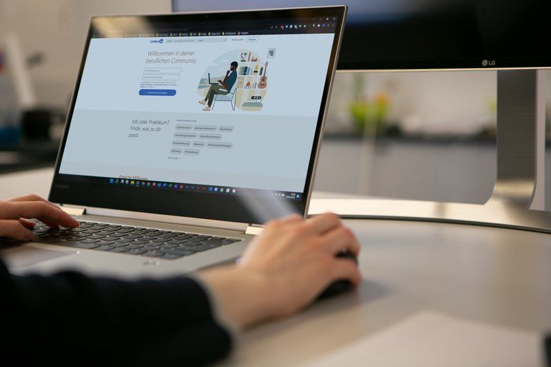 Frau an Computer mit LinkedIn Ads Startseite