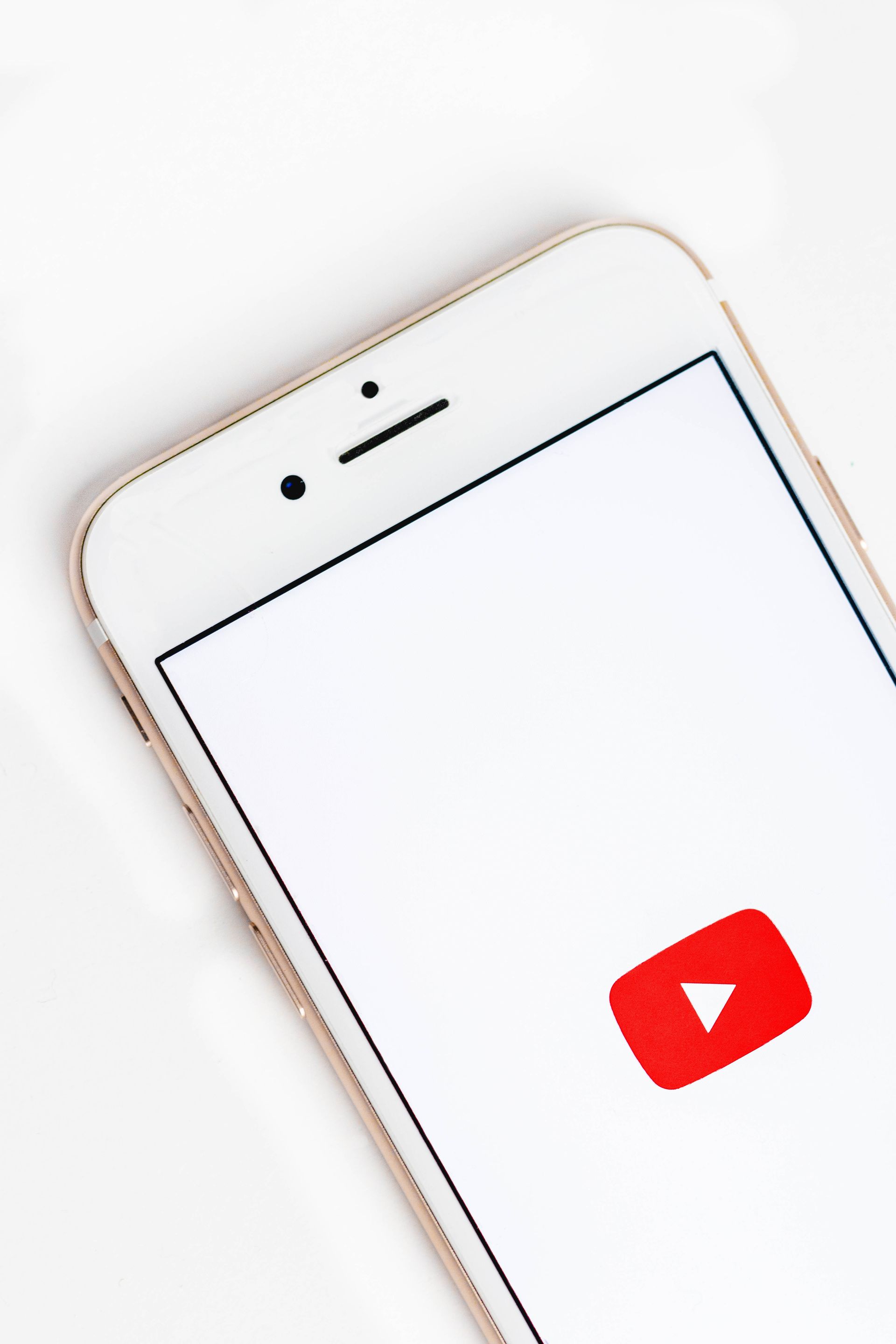 Bild von Unsplash mit einem Handy und einem YouTube Logo