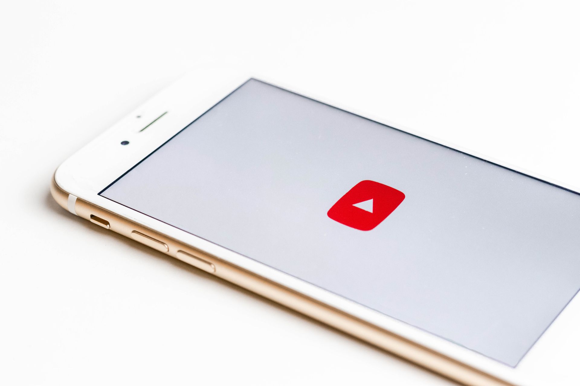 Bild eines Mobiltelefons mit YouTube-Logo