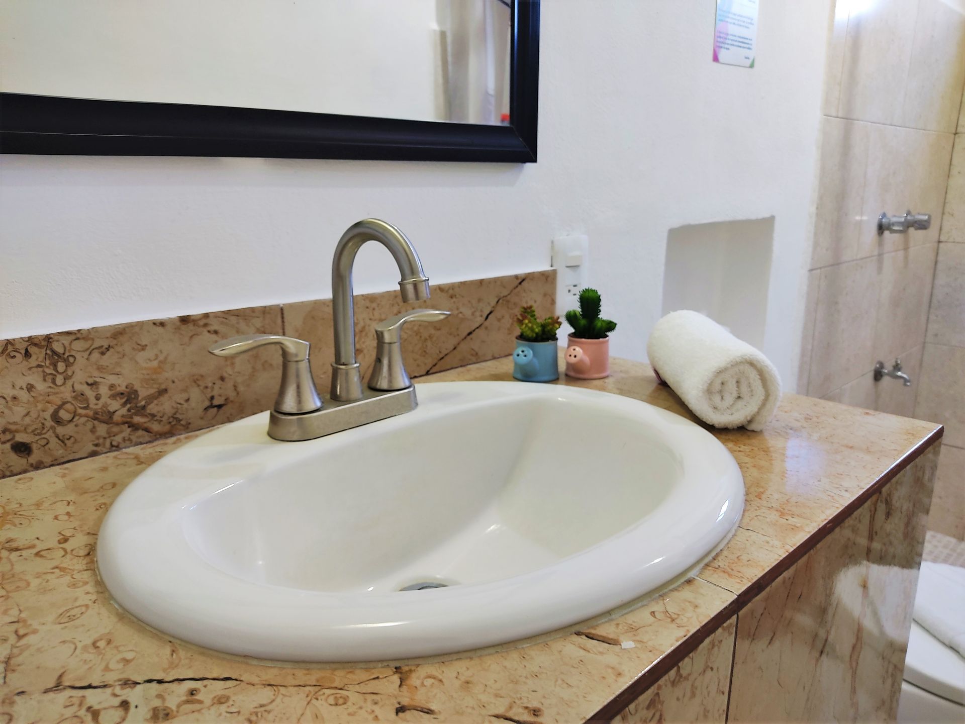 Un baño con lavabo, inodoro y espejo.