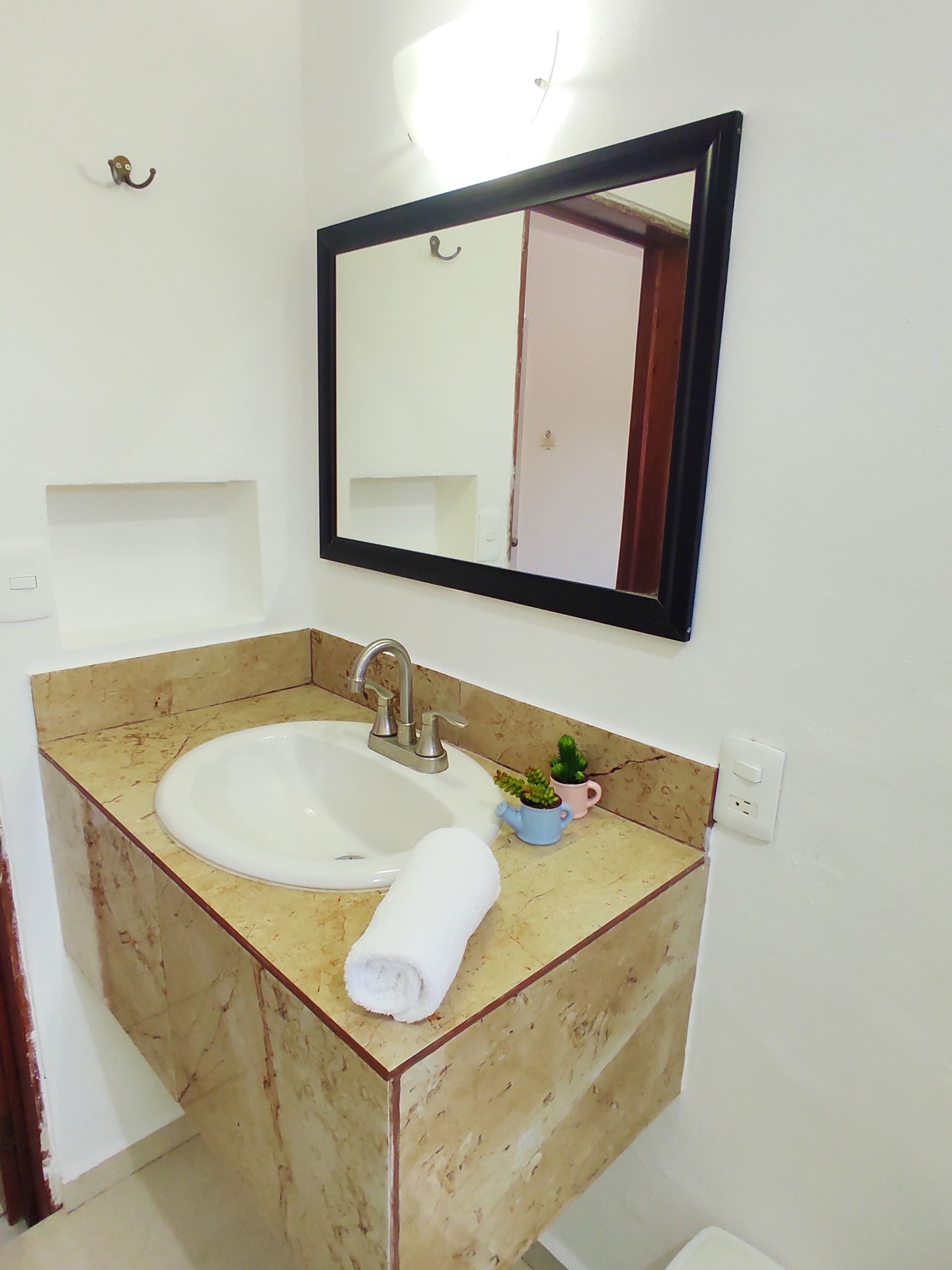 Un baño con un lavabo y un espejo encima.