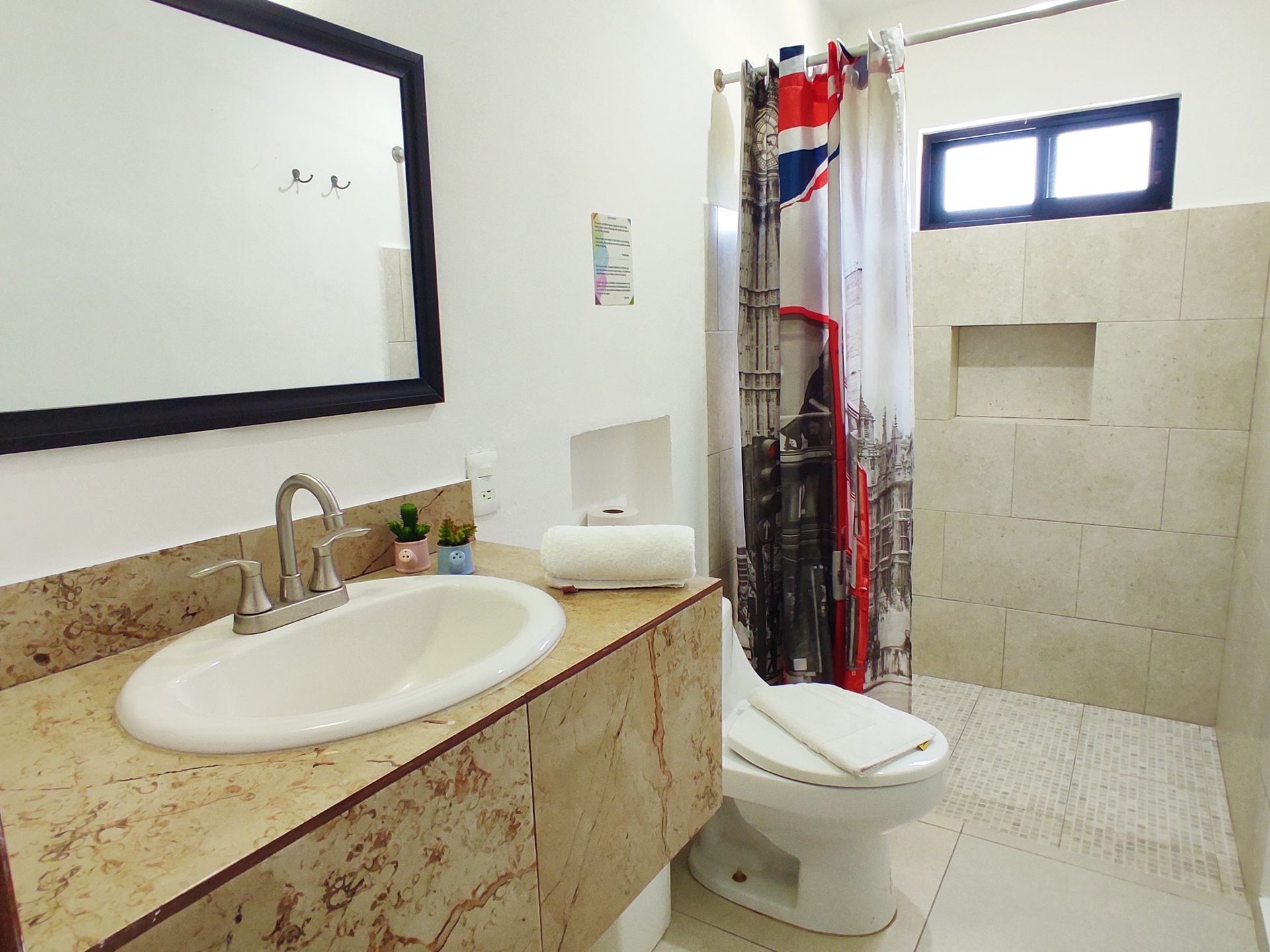 Un baño con lavabo, inodoro y ducha.