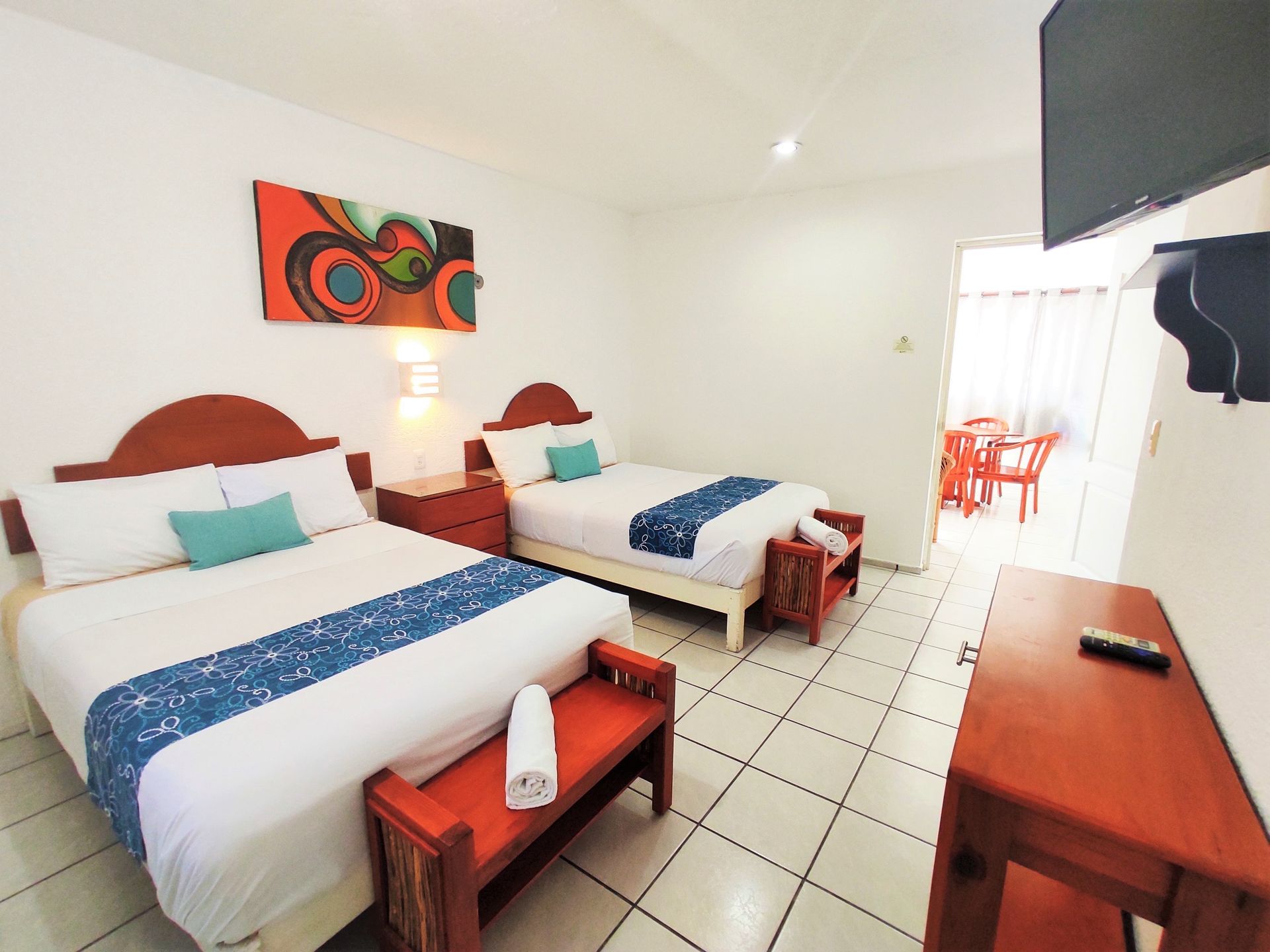 Una habitación de hotel con dos camas y televisión.