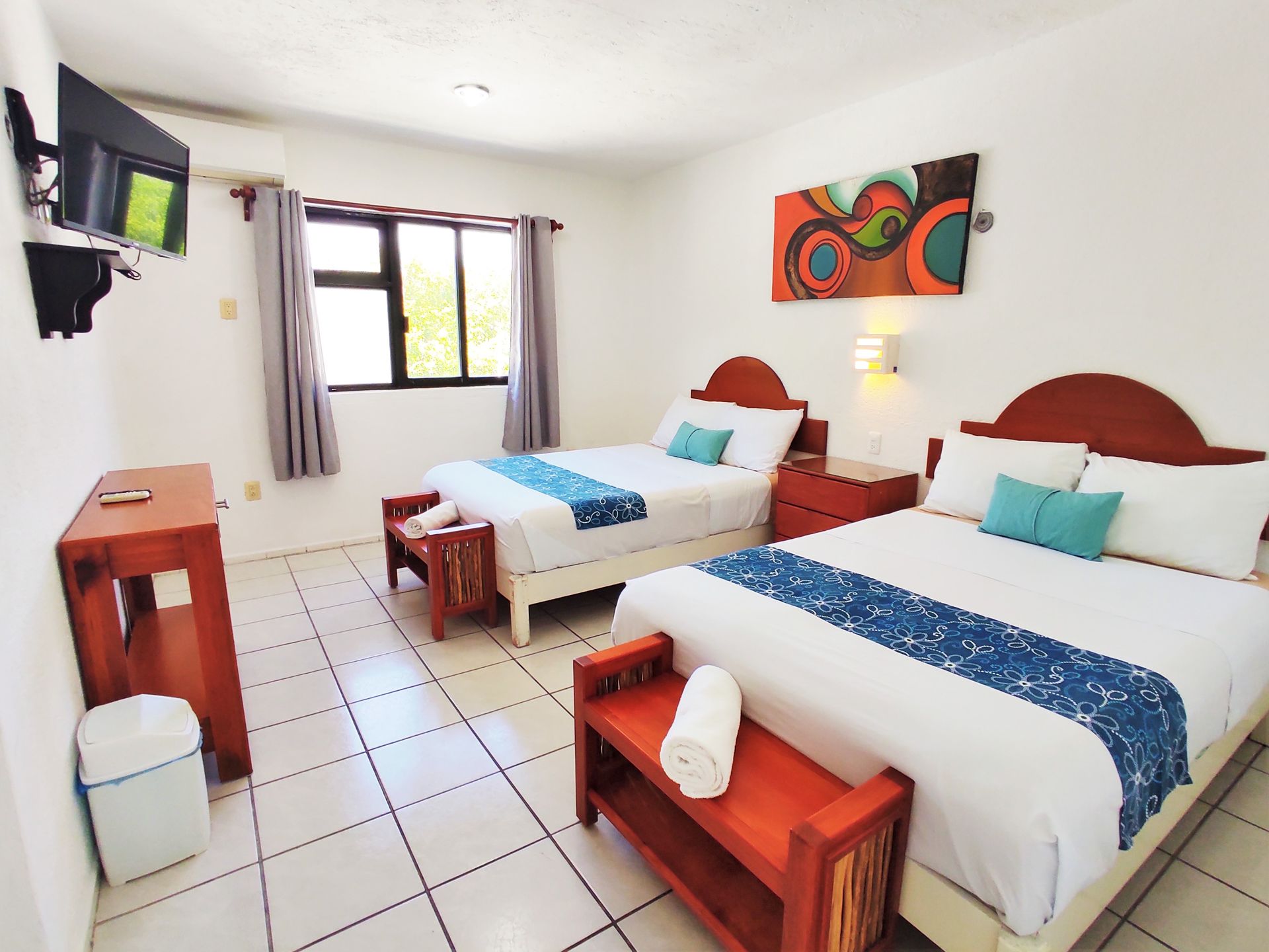 Una habitación de hotel con dos camas y televisión.