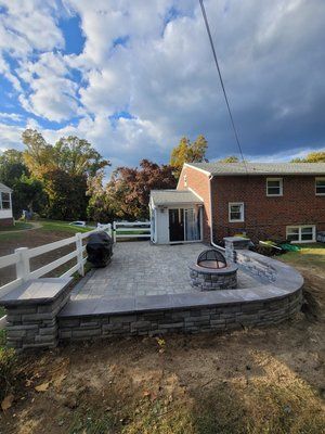 There is a fire pit in the backyard of a house.