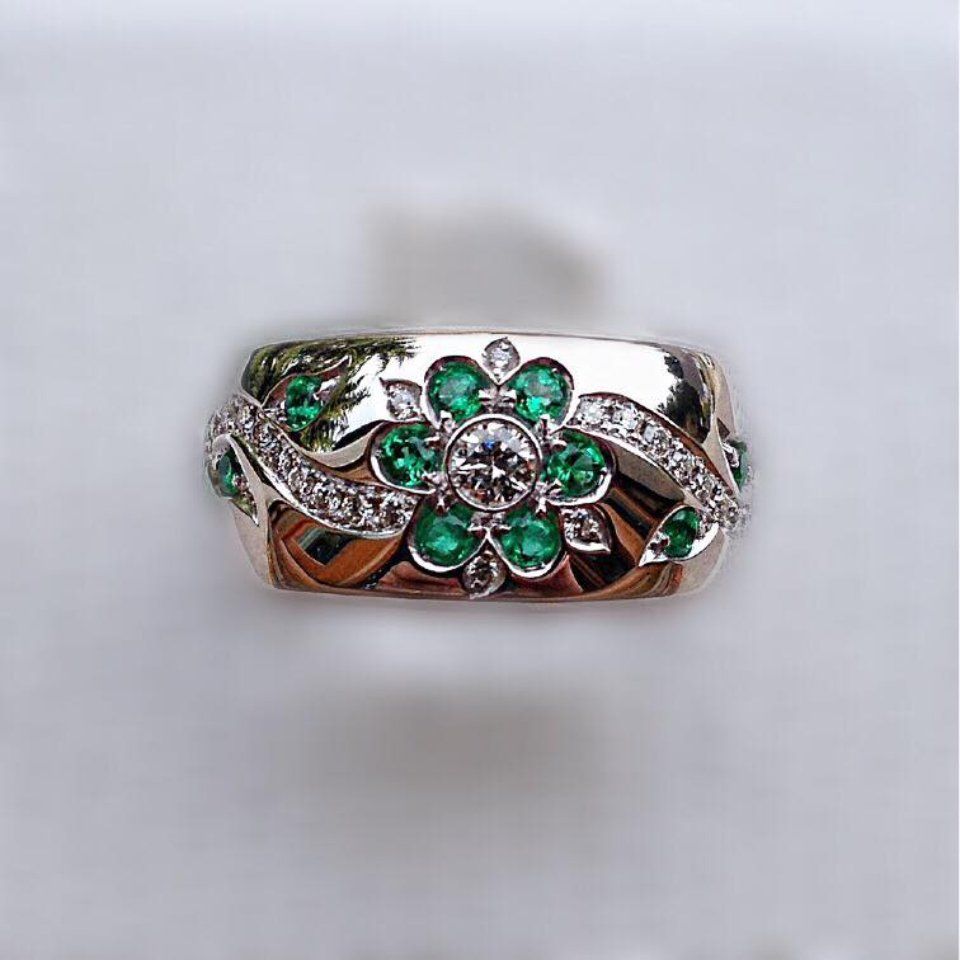 Anello con diamanti verdi