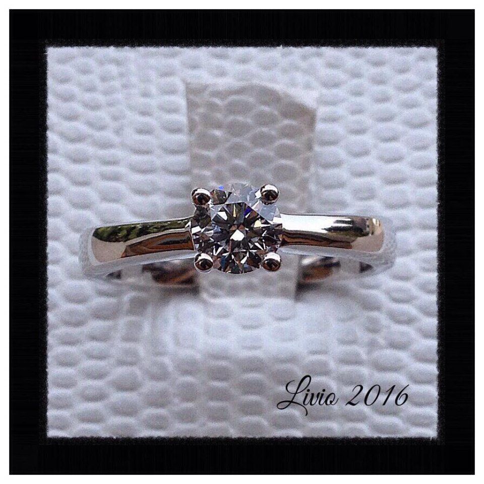Anello con diamante