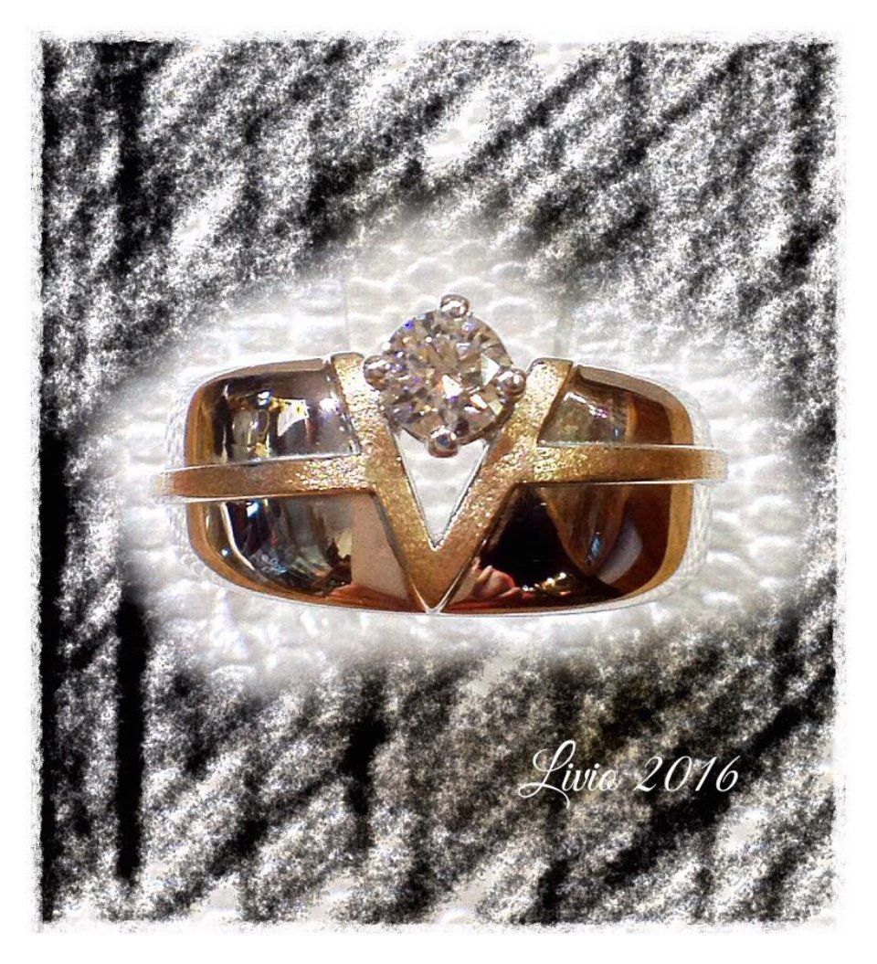 Anello con V e diamante