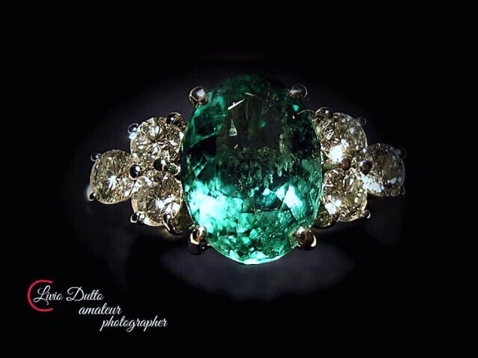 Anello con pietra verde