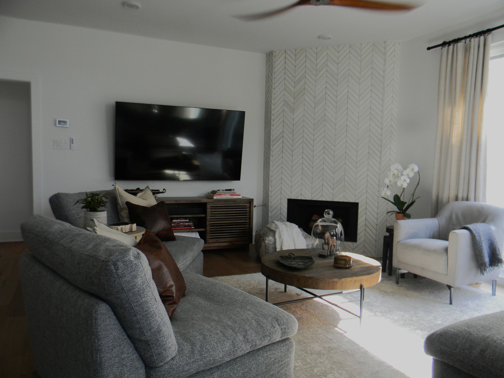 A living room filled with furniture and a flat screen tv