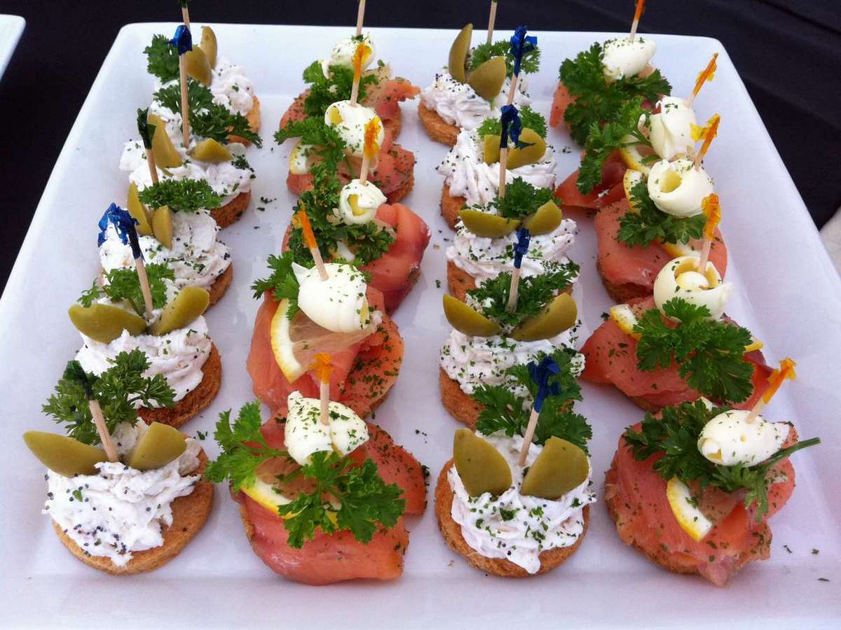 Un piatto bianco sormontato da una varietà di antipasti