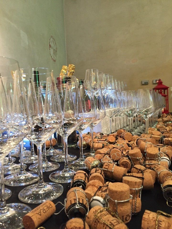 Un mucchio di bicchieri da vino e tappi di sughero su un tavolo