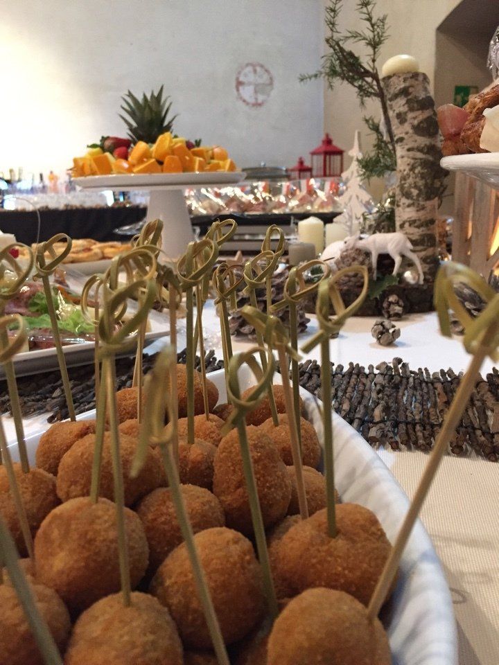 Una ciotola di cibo su bastoncini con un orologio sullo sfondo