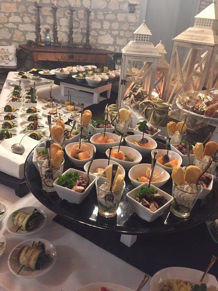 Un tavolo da buffet con un sacco di cibo sopra