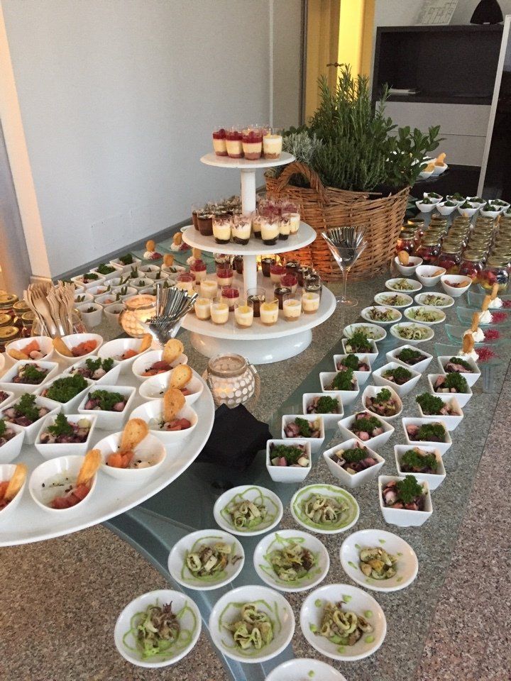 Ci sono molti tipi diversi di cibo sulla tavola.