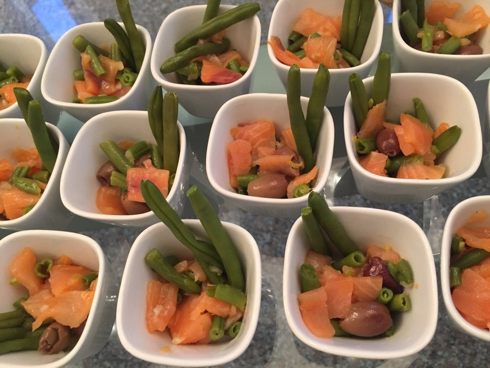 Un mucchio di piccole ciotole piene di verdure su un tavolo