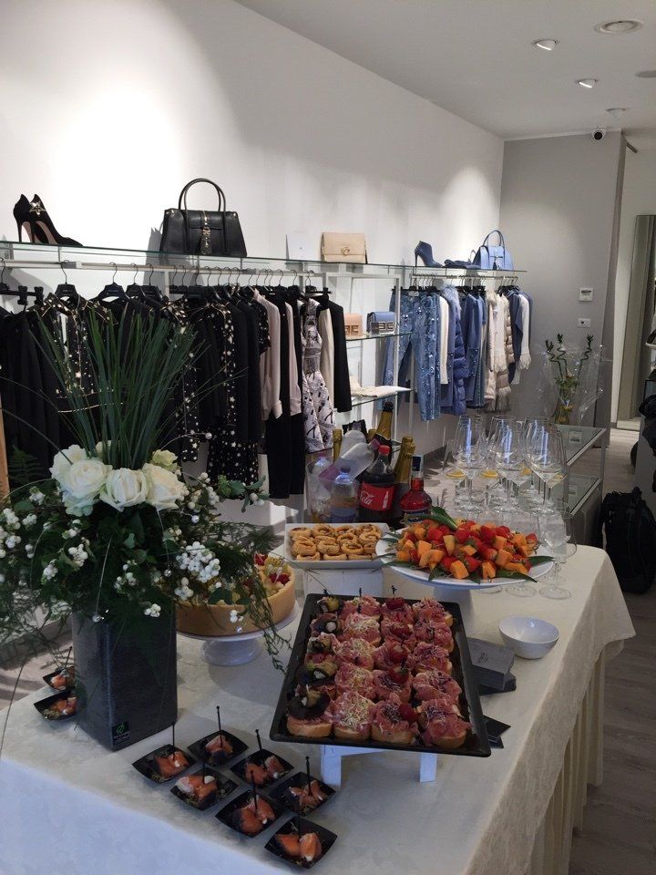 Un tavolo con una varietà di cibo su di esso in un negozio