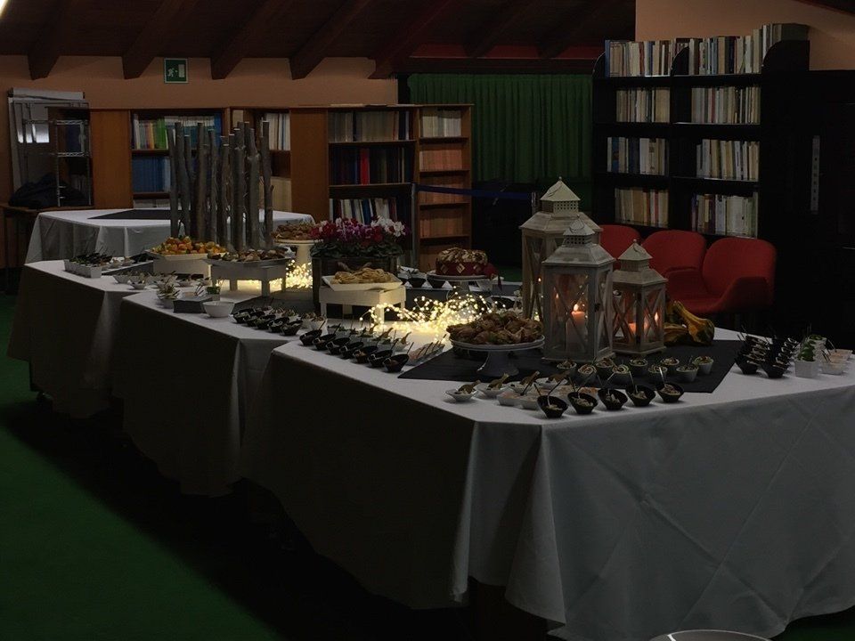 Un tavolo da buffet con un sacco di cibo sopra