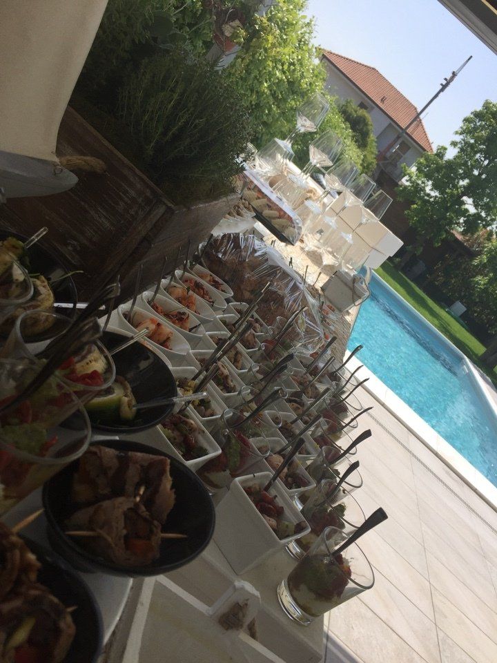 Un tavolo da buffet con una piscina sullo sfondo