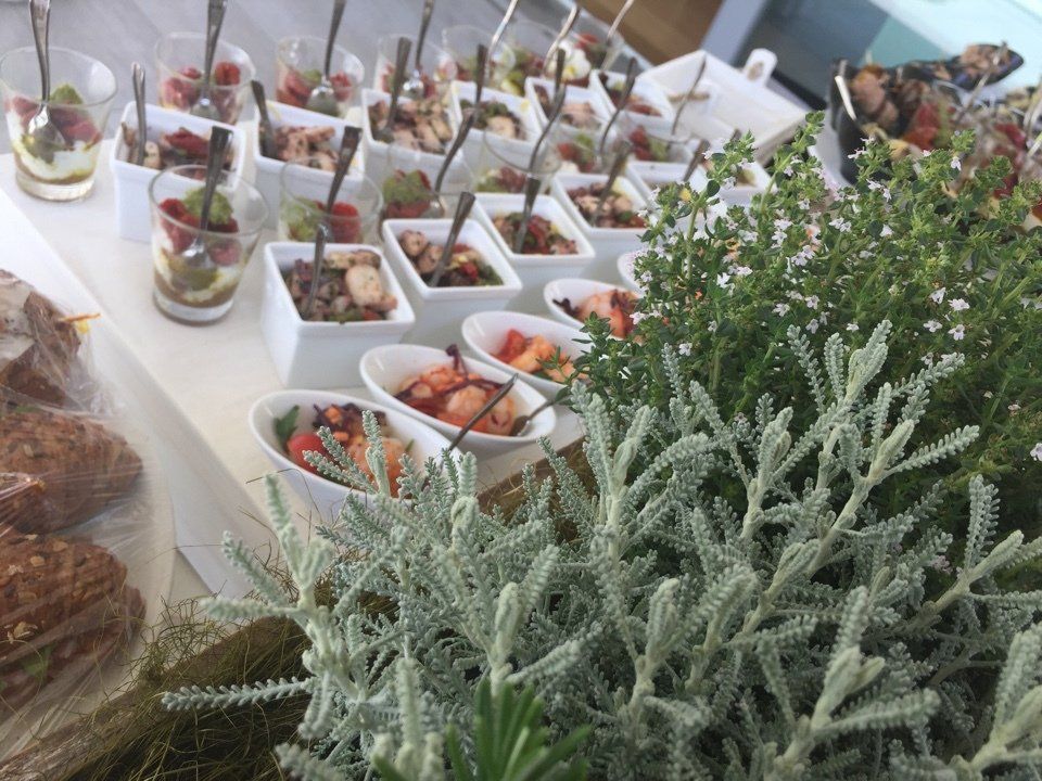 Un tavolo sormontato da ciotole di cibo e piante.