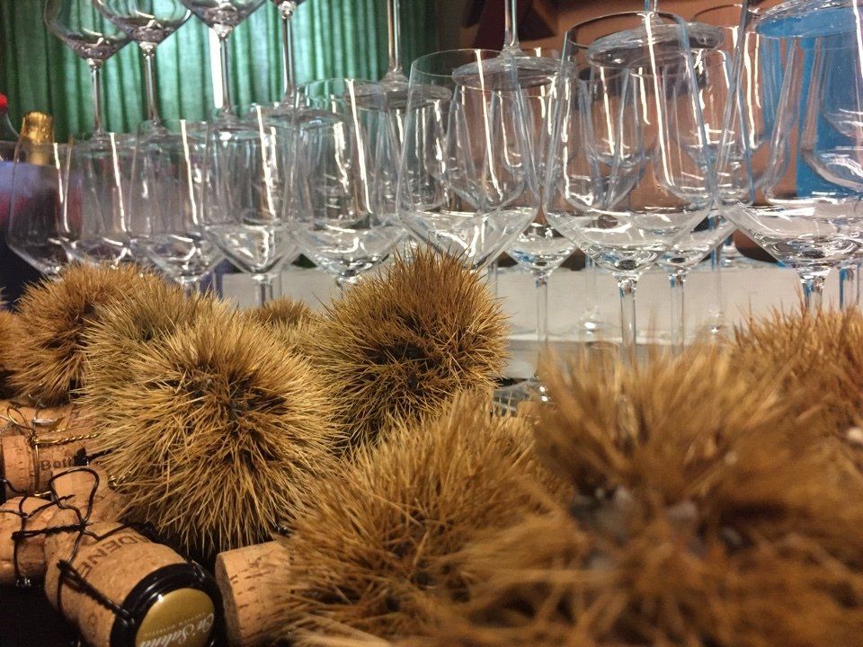 Un mucchio di bicchieri da vino sono allineati su un tavolo.