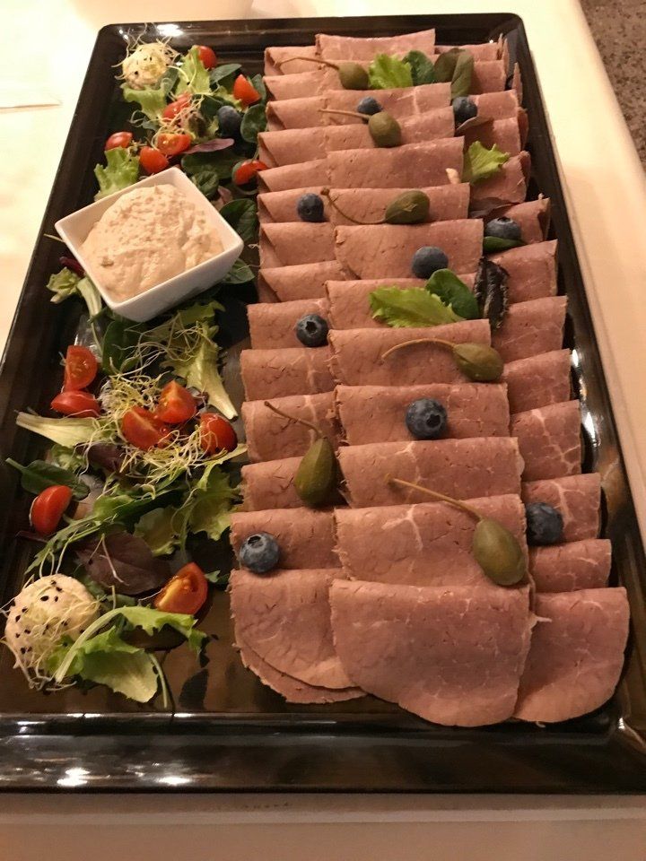 Un vassoio di carne e verdure su un tavolo