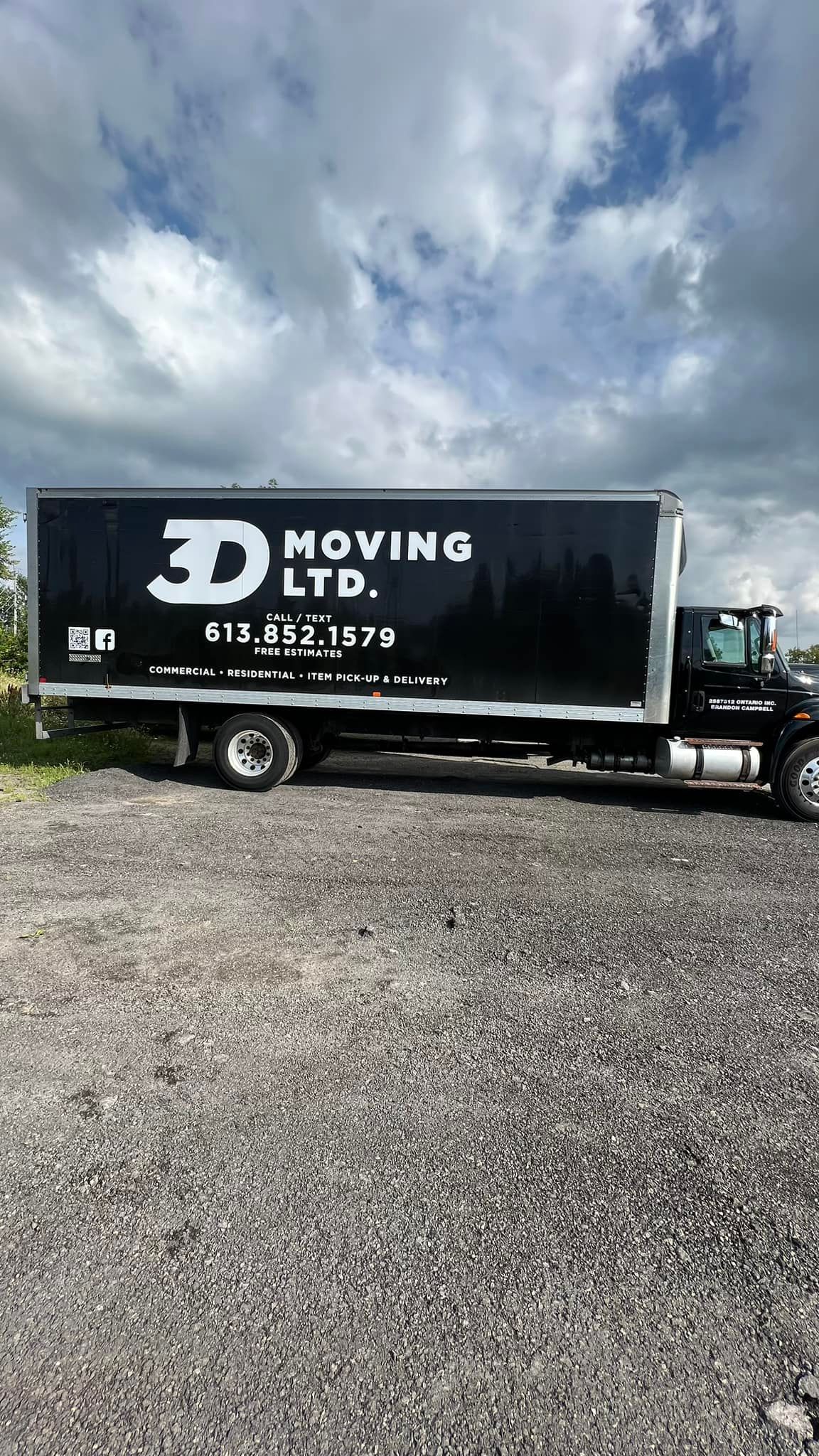 a 3d moving ltd truck is parked in a gravel lot