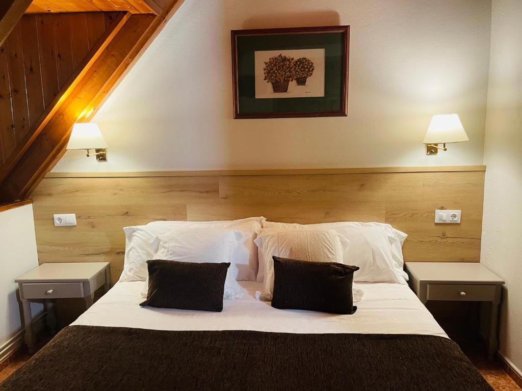 Hay un cuadro en la pared encima de la cama.