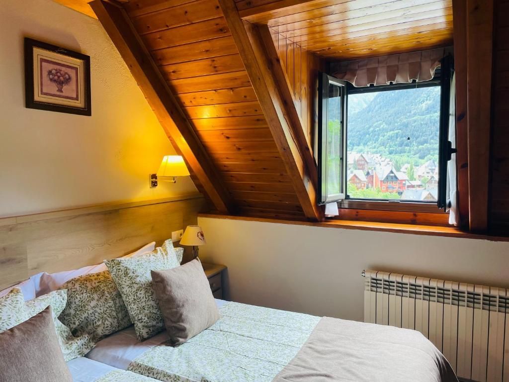 Un dormitorio con dos camas, una ventana y un radiador.