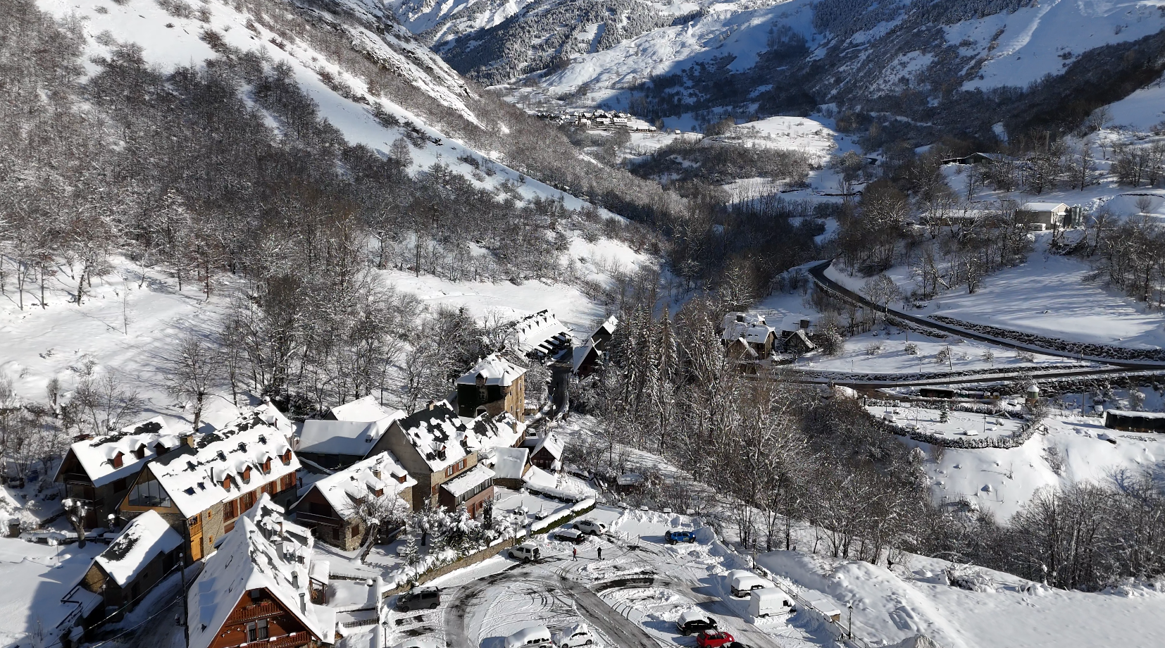 Una vista aérea de una estación de esquí en las montañas.