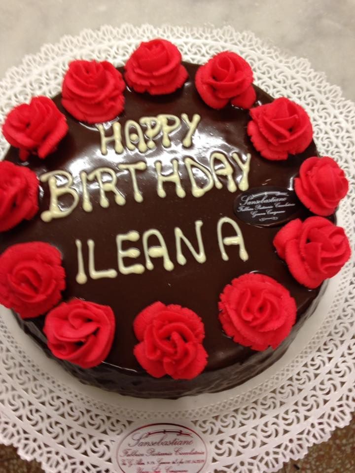 Torta al cioccolato con rose rosse