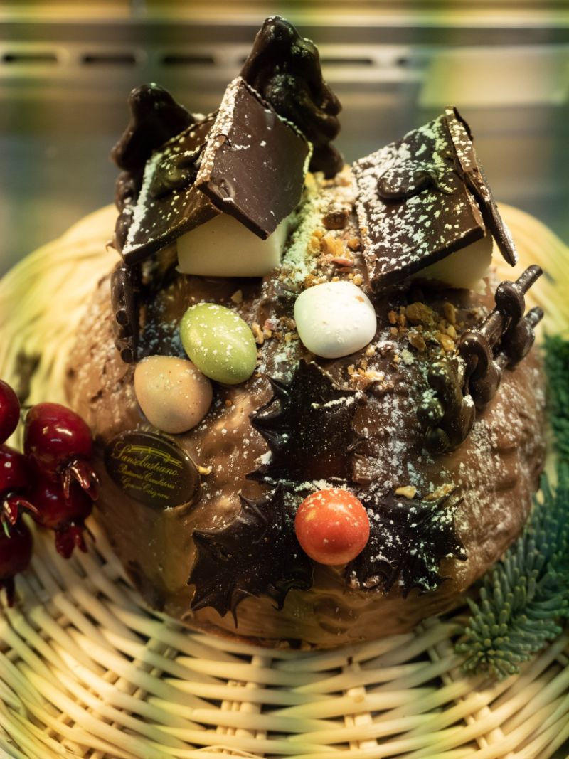 Pandoro con decorazioni al cioccolato